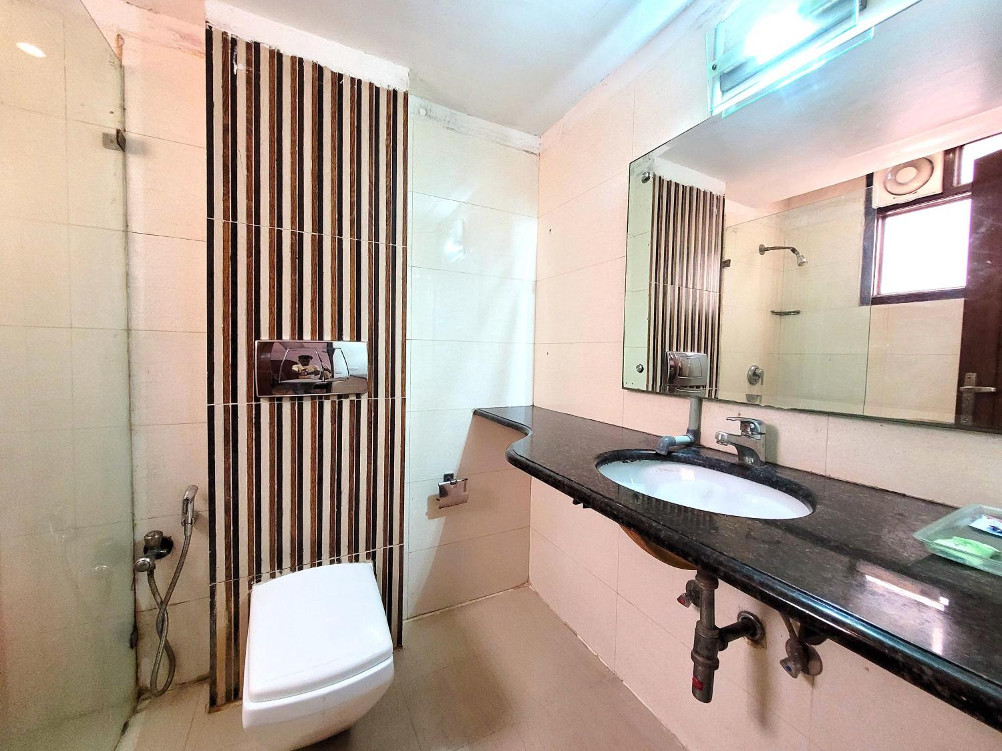 Hotel The Daanish Residency - Karol Bagh New Delhi Bagian luar foto