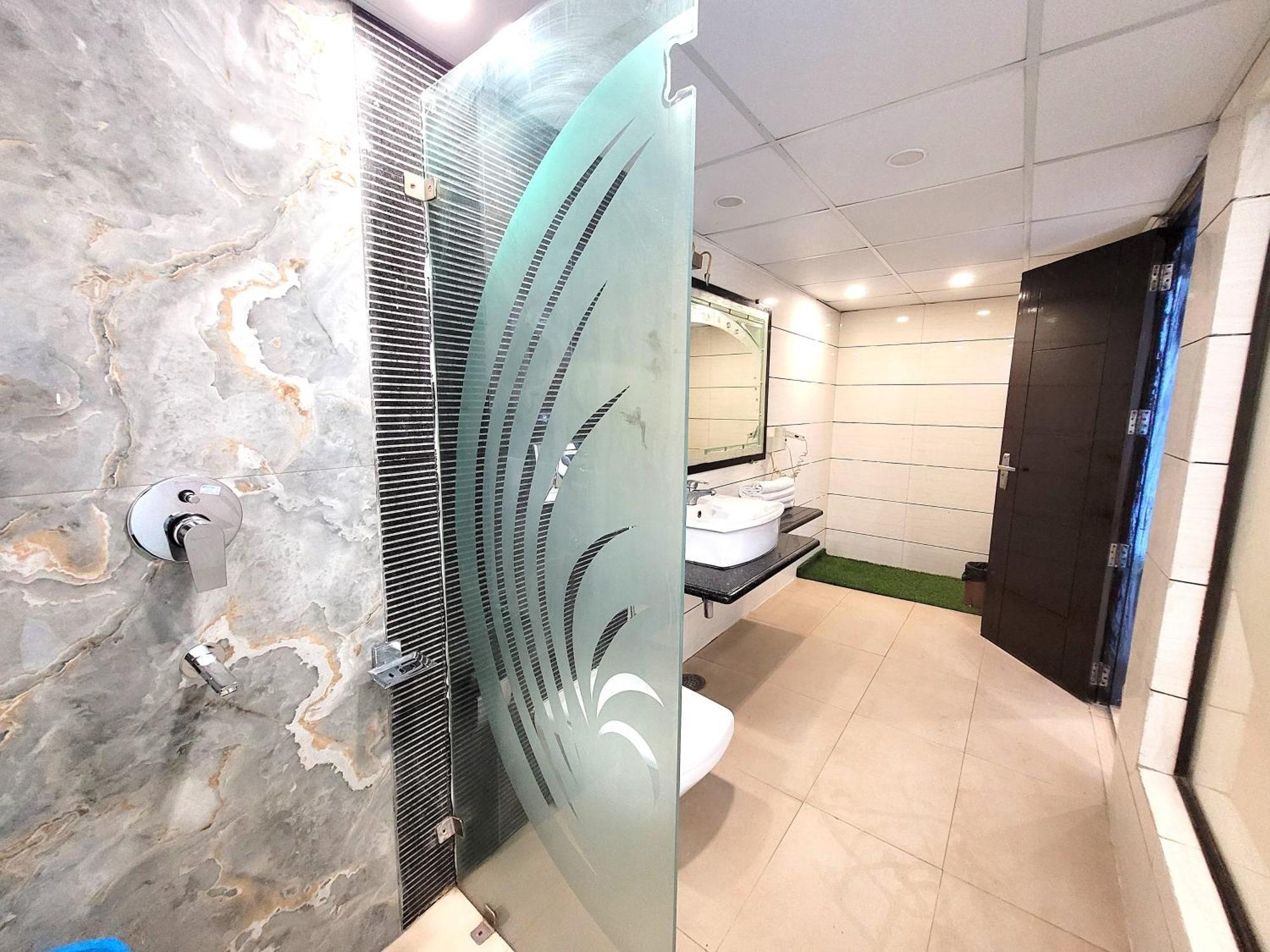 Hotel The Daanish Residency - Karol Bagh New Delhi Bagian luar foto