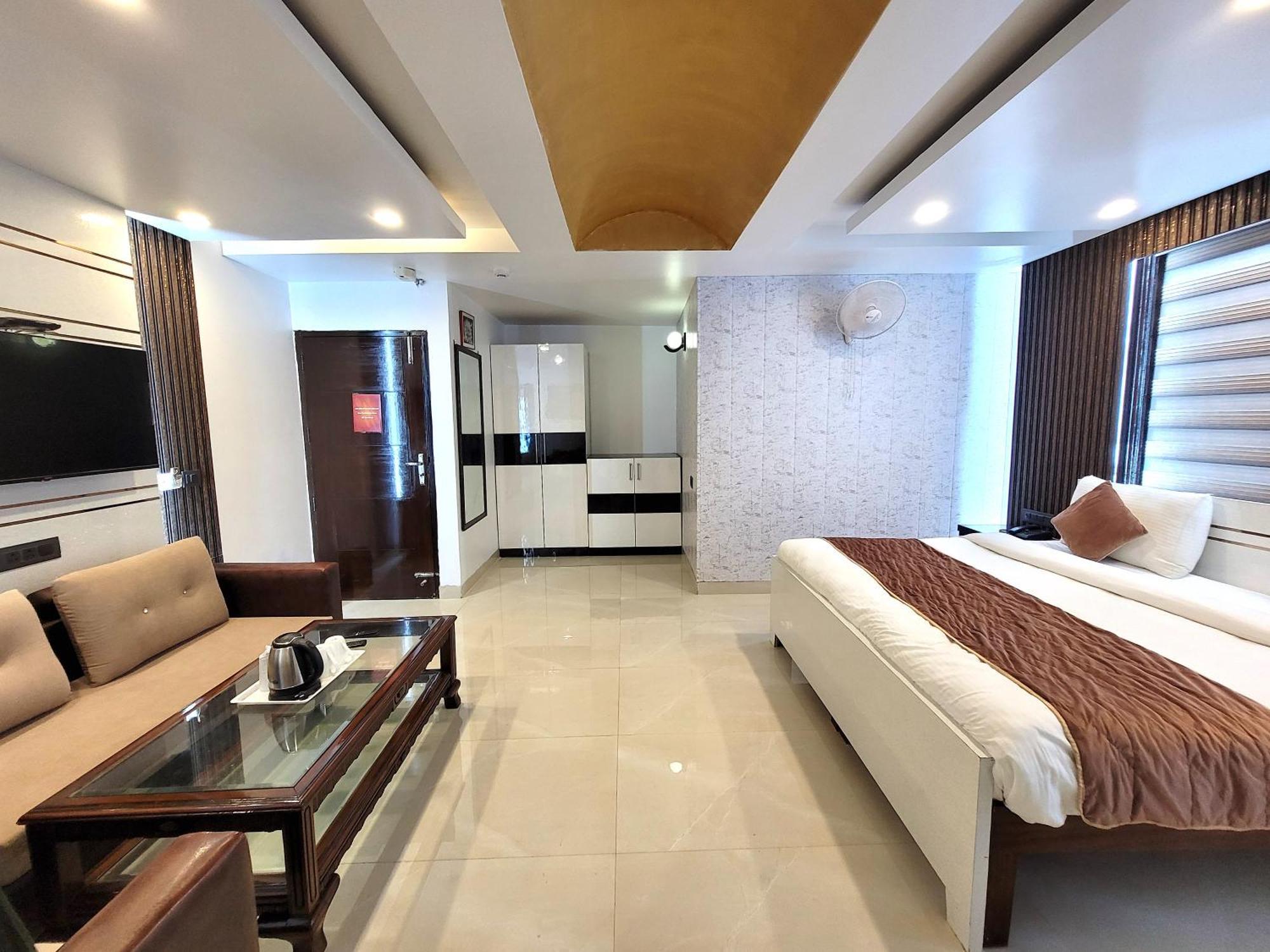 Hotel The Daanish Residency - Karol Bagh New Delhi Bagian luar foto