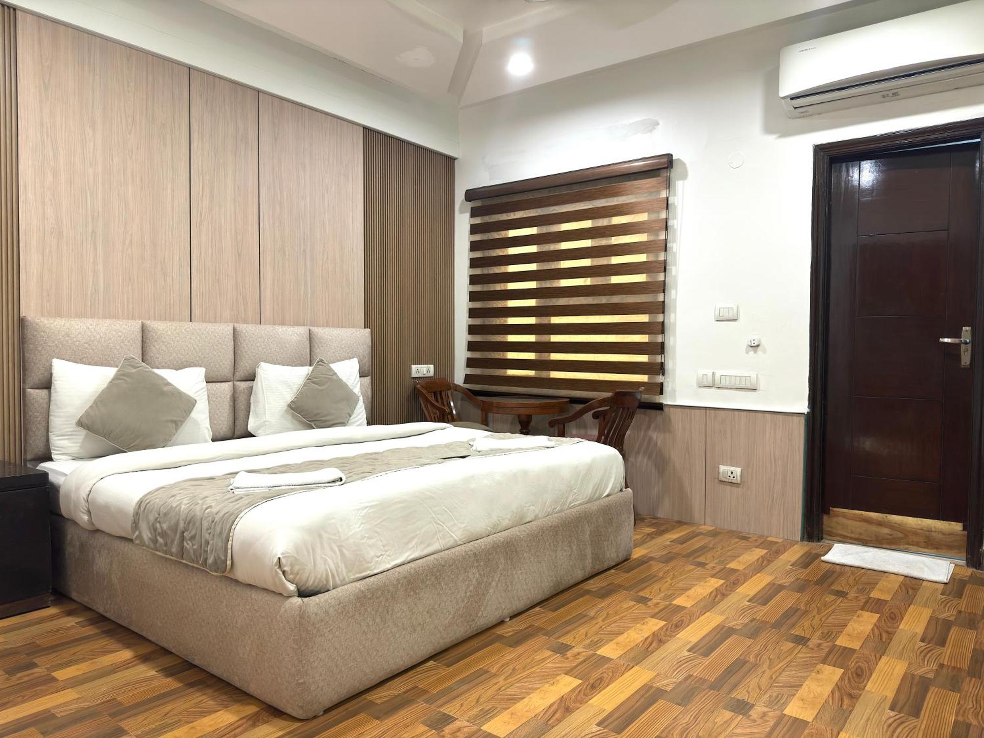 Hotel The Daanish Residency - Karol Bagh New Delhi Bagian luar foto