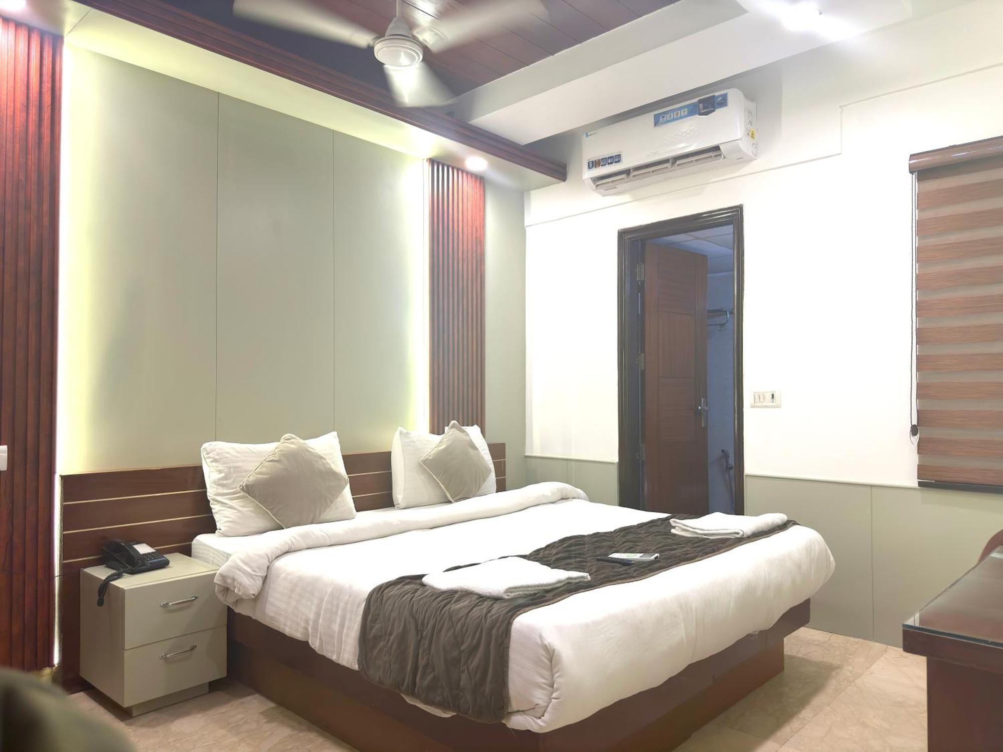 Hotel The Daanish Residency - Karol Bagh New Delhi Bagian luar foto