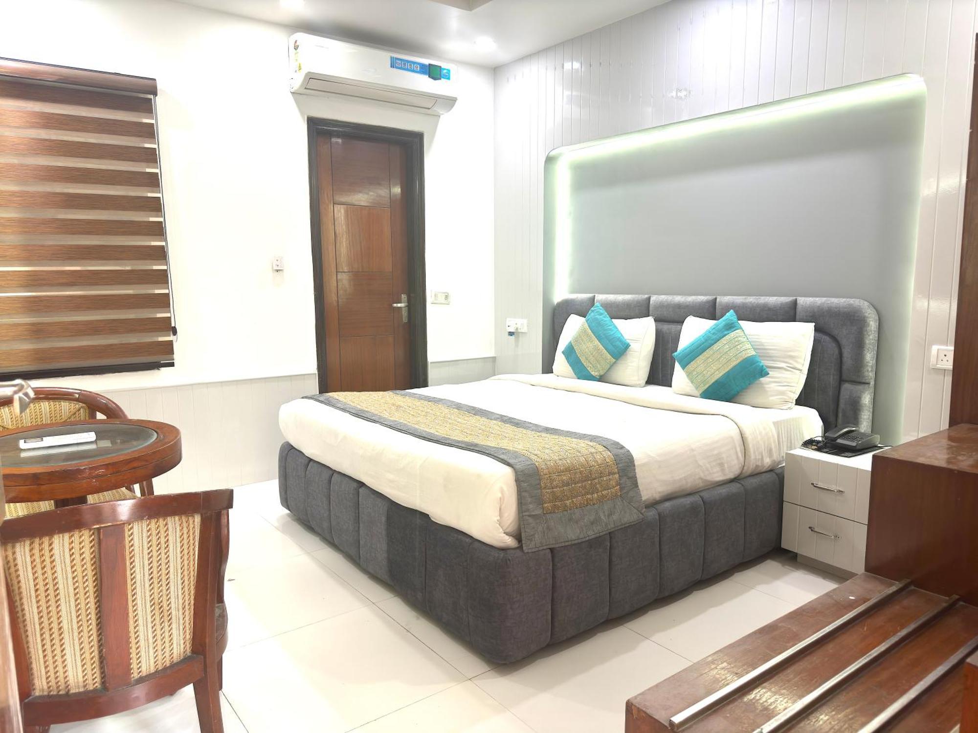 Hotel The Daanish Residency - Karol Bagh New Delhi Bagian luar foto