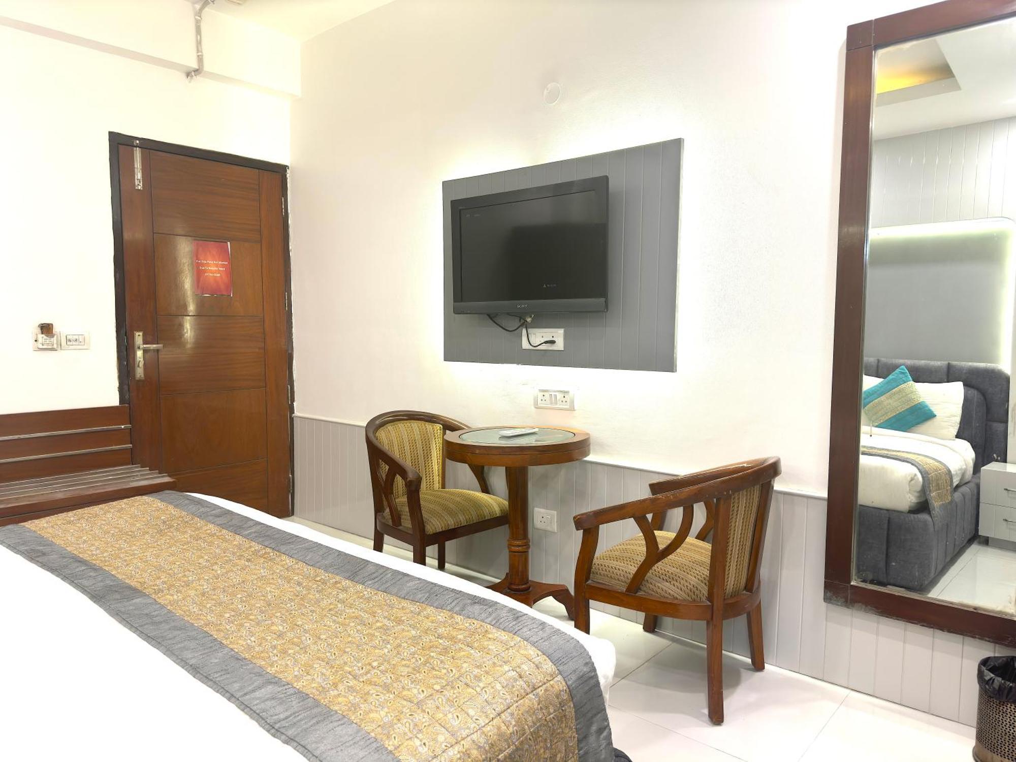 Hotel The Daanish Residency - Karol Bagh New Delhi Bagian luar foto